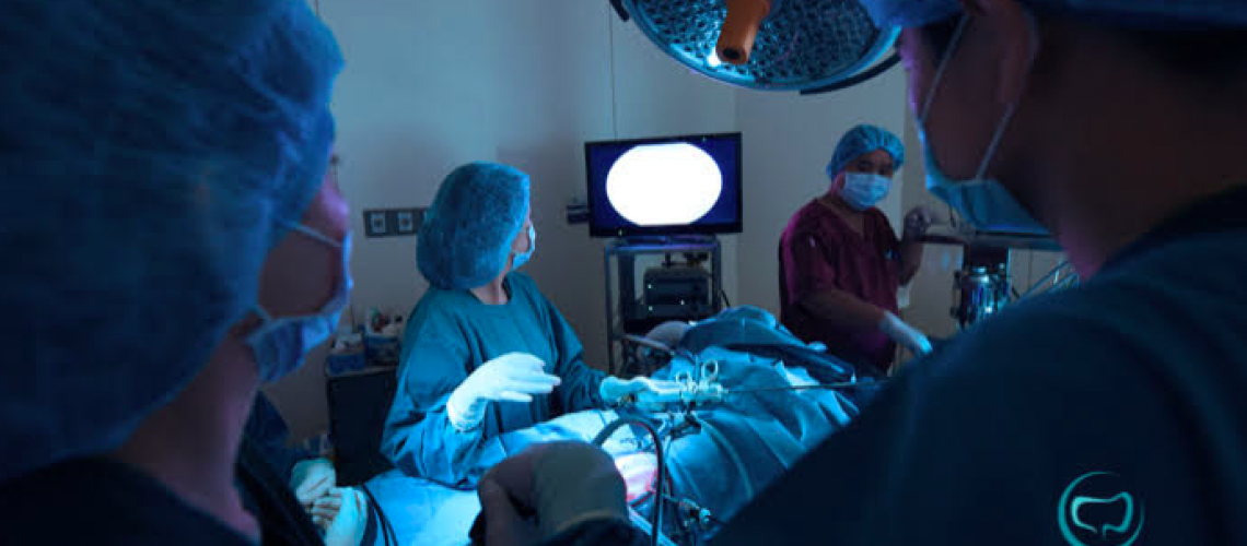 Cirurgia por video é realizada com portais que acessam o abdome do paciente